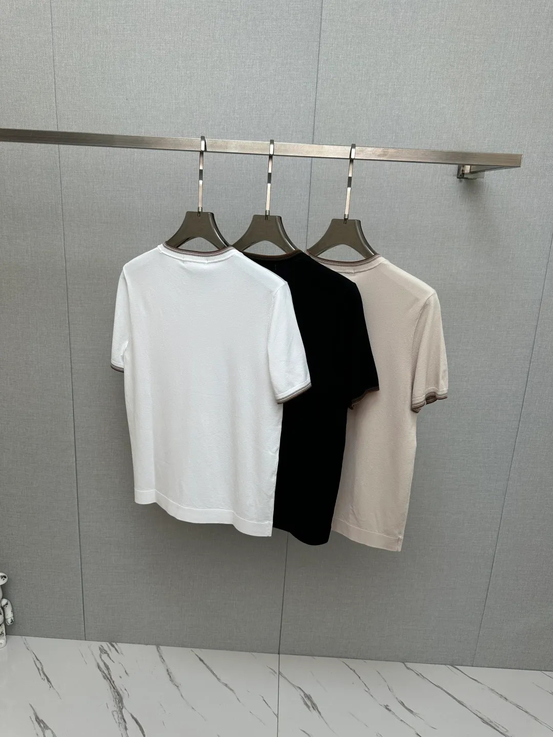 LP top quality 2026 new short sleeves! Original custom fabric, soft to the touch. Top imported private goods, fashionable design and trendy short sleeves, without losing luxury. There is no doubt about the quality. The upper body effect is awesome, luxury official website Same Style! Size: M-3XL